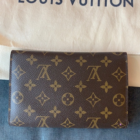 Louis Vuitton : Pochette Passport - Picture 4 of 17
